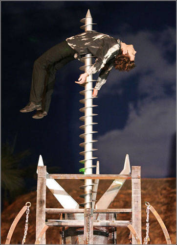 12月29日，德国著名魔术师扬在柏林郊区的旅游胜地布兰德表演巨型螺丝穿过腹部的魔术。扬以大胆、前卫的表演 ...